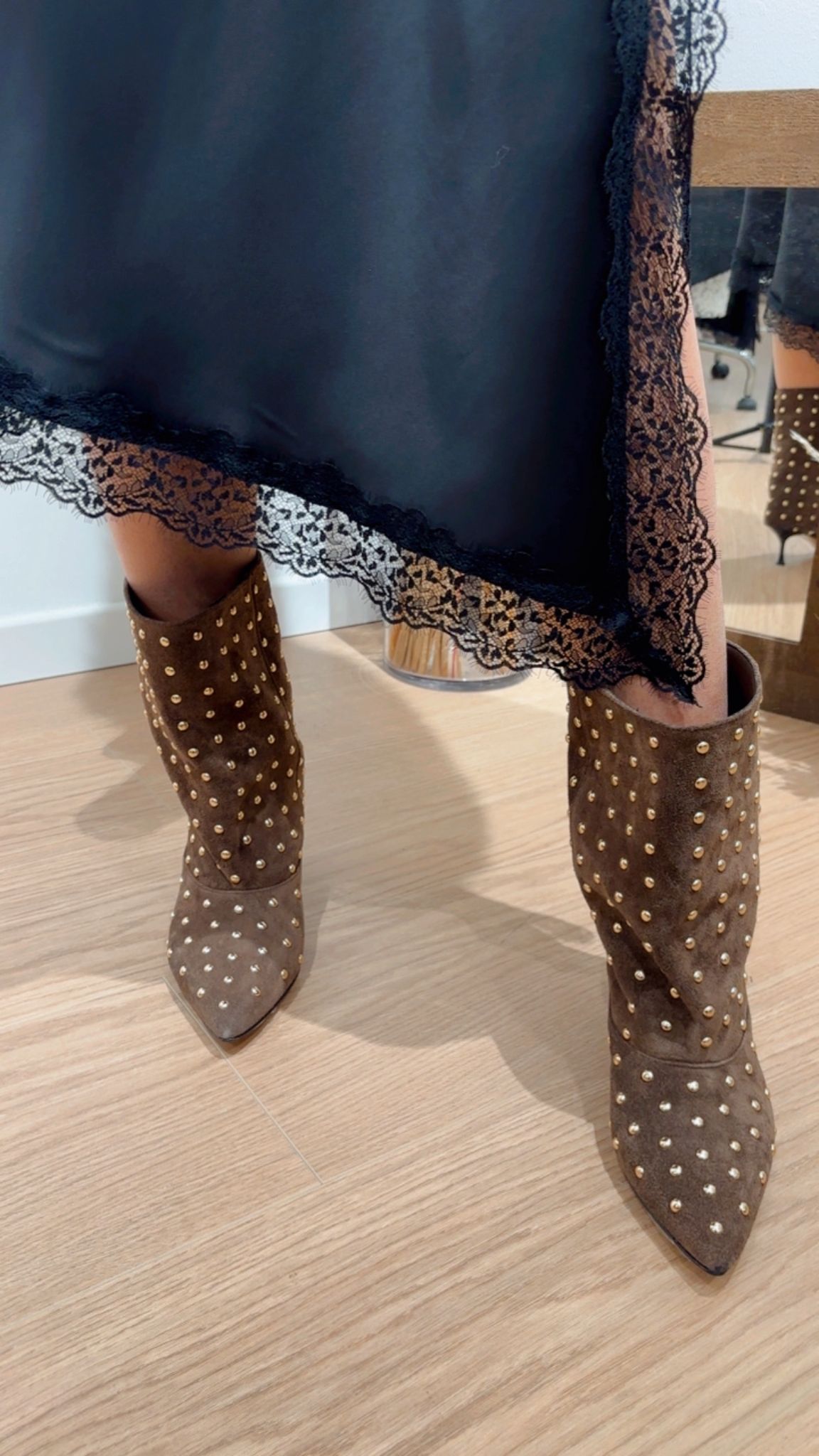 Tronchetto in crosta con borchie Divine Follie moro