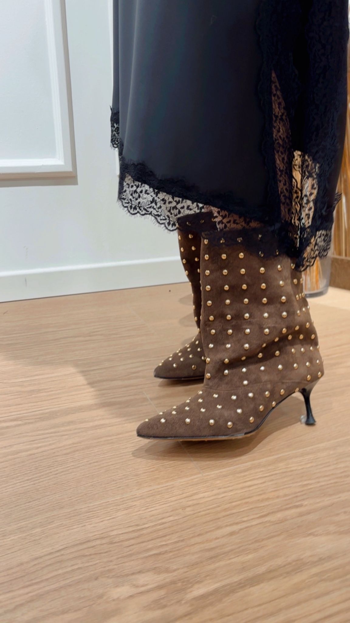 Tronchetto in crosta con borchie Divine Follie moro