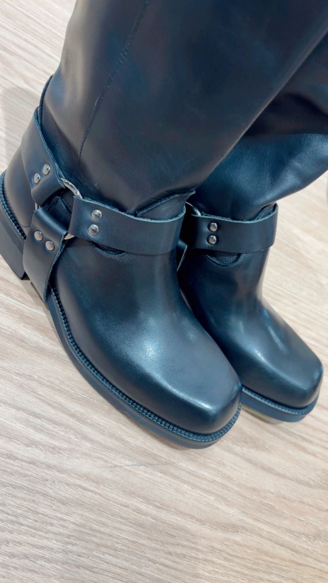 Biker con fibbia Divine Follie 4630 nero