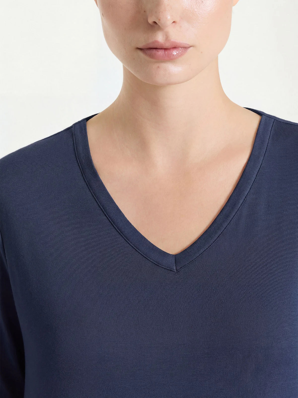 T-Shirt scollo a V in viscosa Ragno DN12TP