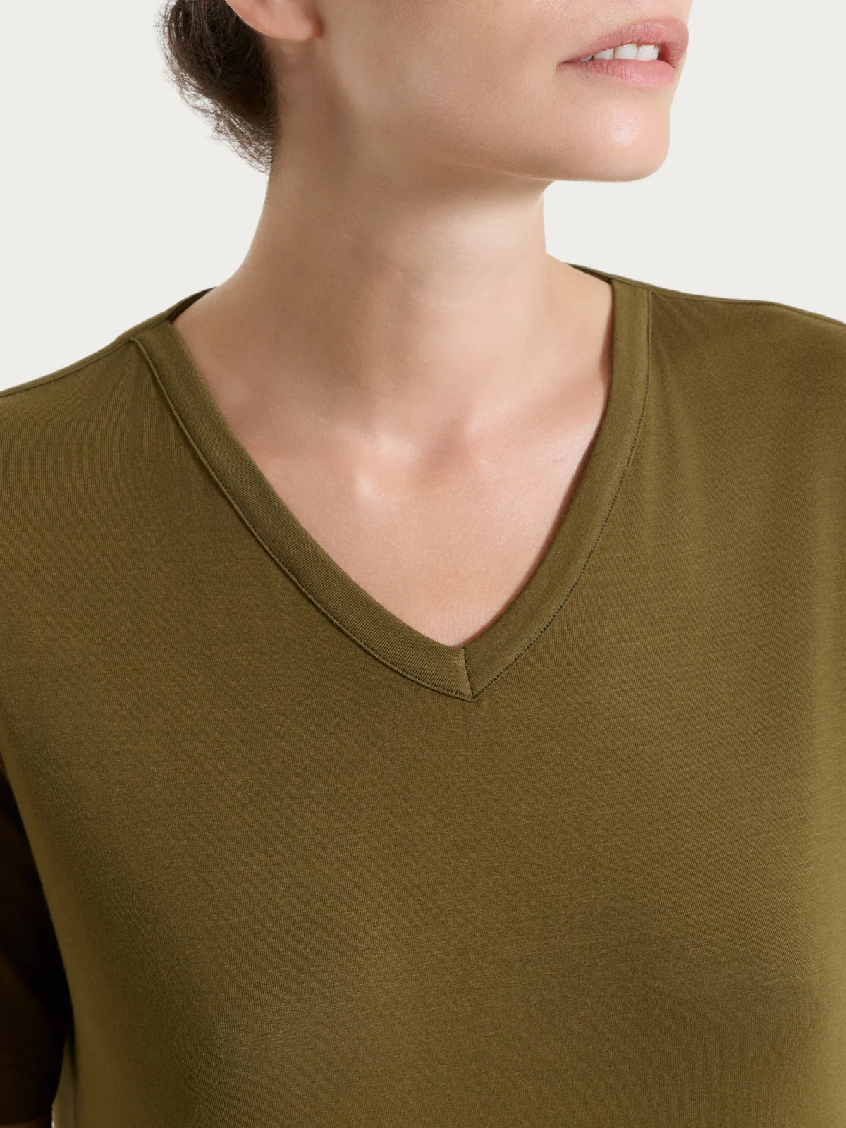 T-Shirt scollo a V in viscosa Ragno DN12TP