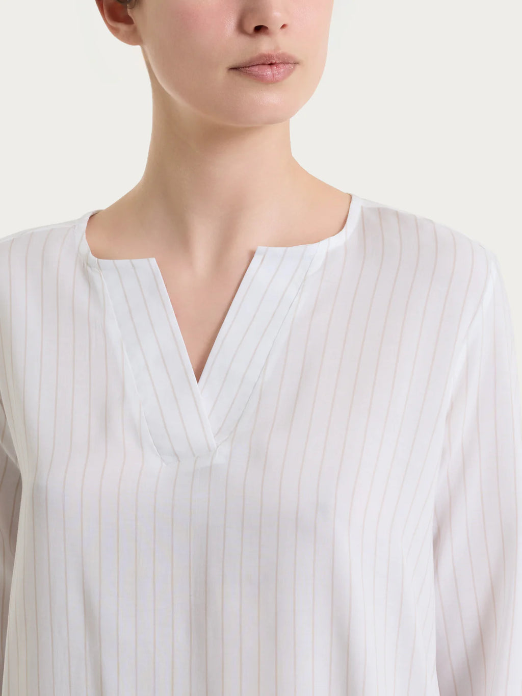 Blusa con scollo a V Ragno DS57SW