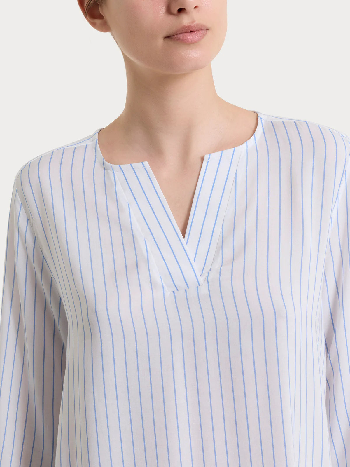 Blusa con scollo a V Ragno DS57SW