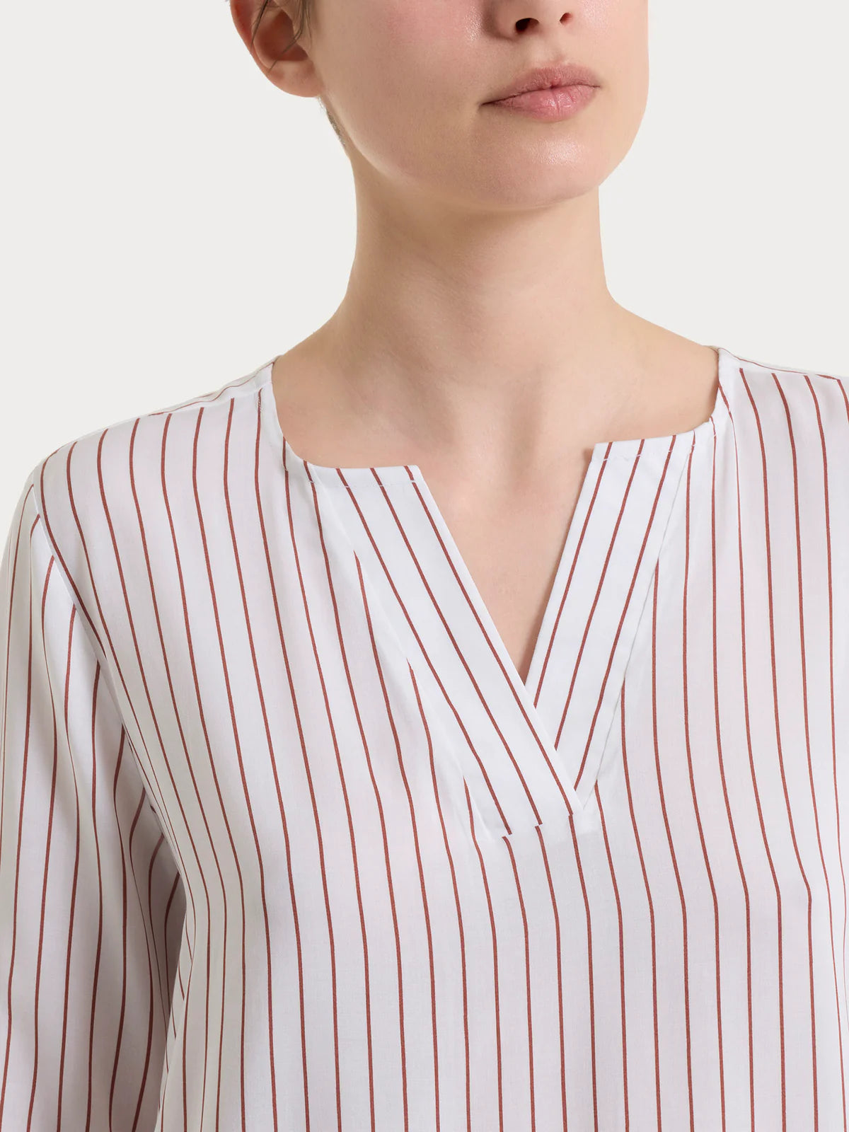 Blusa con scollo a V Ragno DS57SW