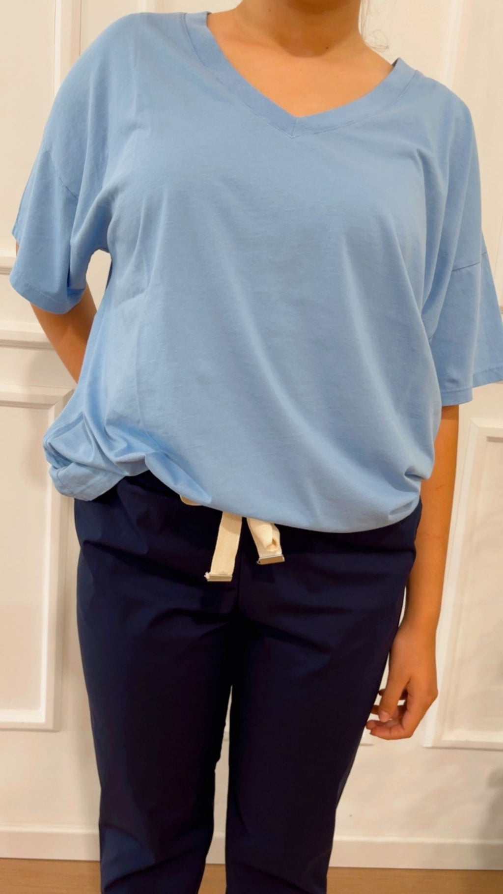 T-shirt Vicolo over a V